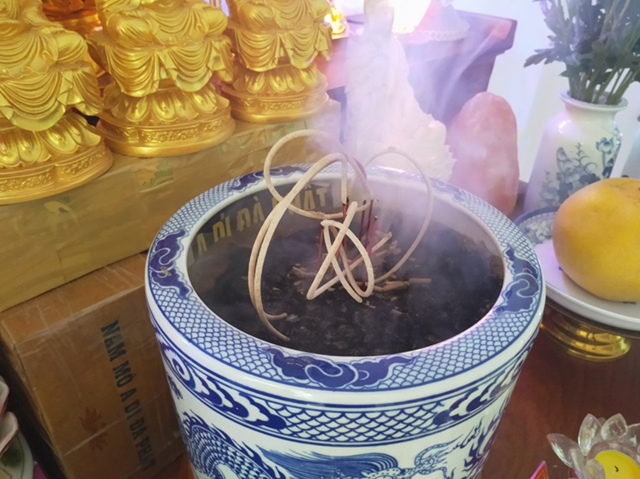 Tìm con số may mắn sau giấc mơ thấy bát hương Tìm con số may mắn sau giấc mơ thấy bát hương
