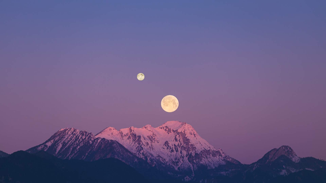 Mơ thấy hai mặt trăng